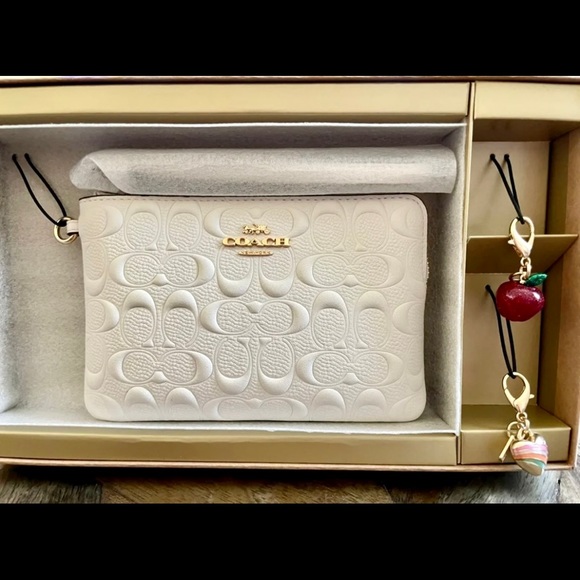 *SOLD* Boxed Coach Corner Zip Wristlet In White Signature Leather w/ 2 Charms - Picture 6 of 6